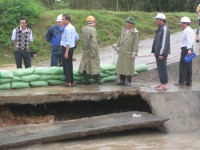 Lãnh đạo UBND tỉnh kiểm tra hiện trường vị trí sạt lở tại huyện Tây Sơn