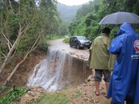 Hình ảnh hư hỏng đường giao thông do mưa lũ trên huyện miền núi Vĩnh Thạnh