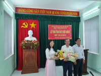 Đc Nguyễn Quả nhận Huy hiệu 30 năm tuổi Đảng và hoa chúc mừng