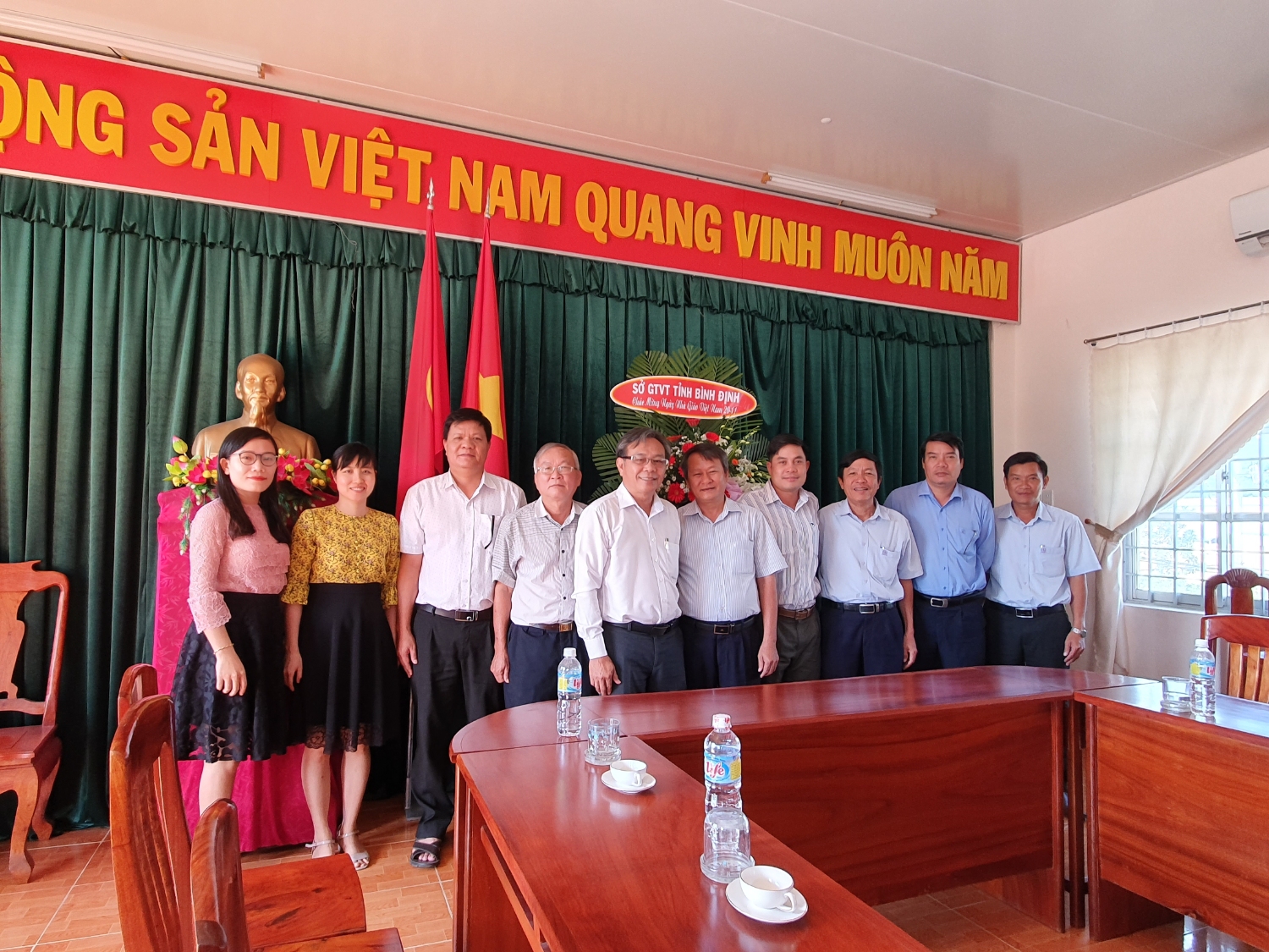 Lãnh đạo Sở GTVT đến thăm và tặng hoa chúc mừng Trung tâm ĐTNV GTVT Bình Định nhân ngày Nhà giáo Việt Nam